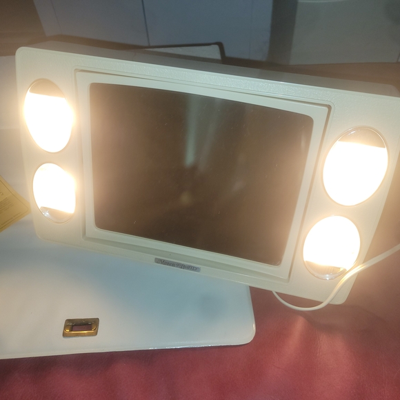 Vintage Lighted Makeup Mirror - Picture 9 of 9
